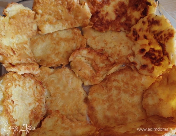 Готовые кремзлики выкладывать в форму для запекания — на дно и бортики, можно где-то подрезать, чтобы получилось меньше промежутков между ними.