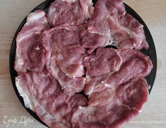 Свинину нарезать ломтями толщиной примерно 1 см, отбить, посолить, поперчить.