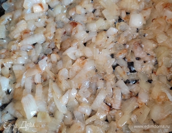 Лук мелко нарезать и обжарить на растительном масле до золотистого цвета.