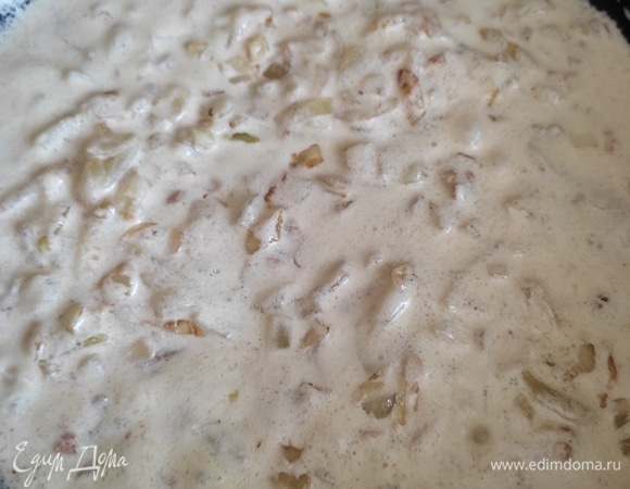 Добавить сметану и воду, тушить все вместе 1–2 минуты.