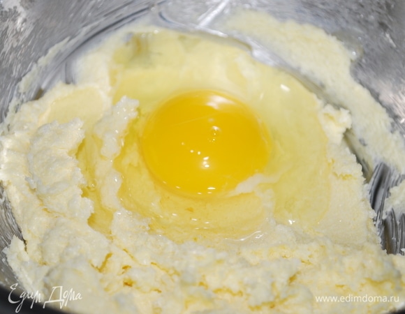 Масло комнатной температуры взбейте с сахаром при помощи венчика, добавьте яйцо.