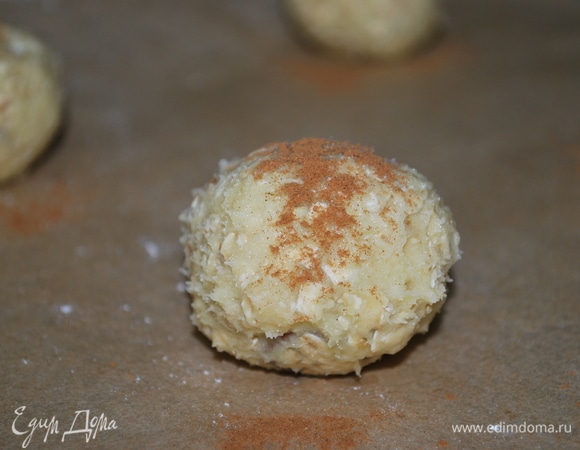 Сформируйте руками шарики из теста, положите на противень, застеленный бумагой для выпечки. Посыпьте каждый шарик корицей. Выпекайте при 180°C примерно 25 минут до золотистого цвета.