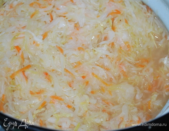 На второй или третий день капуста хорошо даст сок. Не забывайте утром и вечером протыкать ее, чтобы выходил углекислый газ. Через 3–4 дня капуста будет готова, все зависит от температуры воздуха. Переложите в стеклянные банки, храните в холоде.