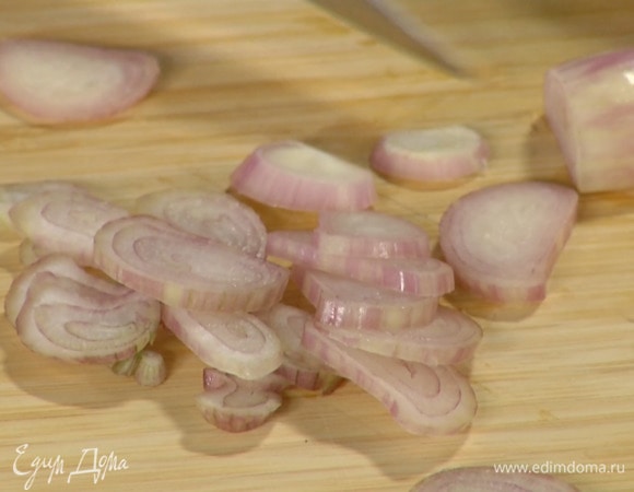Шалот почистить и нарезать кольцами.