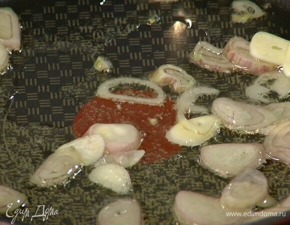 Разогреть в сковороде оставшееся оливковое масло и обжарить лук и чеснок.