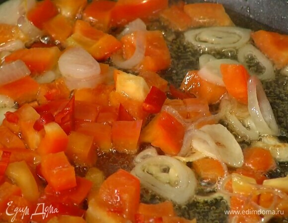 Сладкий перец, удалив плодоножку с семенами, нарезать маленькими кубиками, перец чили мелко порубить, выложить все в сковороду с луком и чесноком, перемешать, немного поперчить, посолить и обжарить.