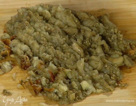 Из запеченных баклажанов ложкой вынуть мякоть, так чтобы получились лодочки. Мякоть мелко порубить, посолить, поперчить, выложить к овощам и перемешать.