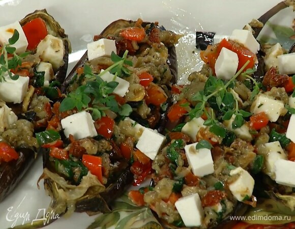 Наполнить лодочки начинкой, украсить оставшейся фетой и листьями тимьяна.