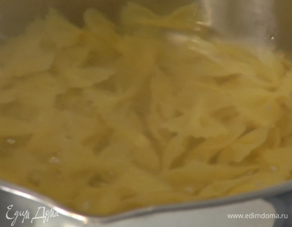 Макароны отваривать в подсоленной воде на 1 минуту меньше, чем указано на упаковке.