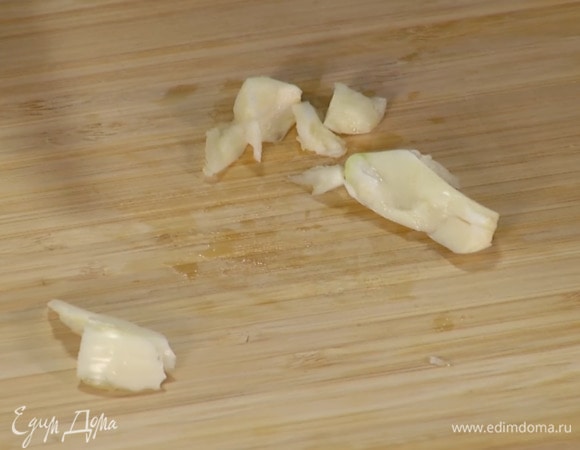 Чеснок почистить и раздавить плоской стороной ножа.
