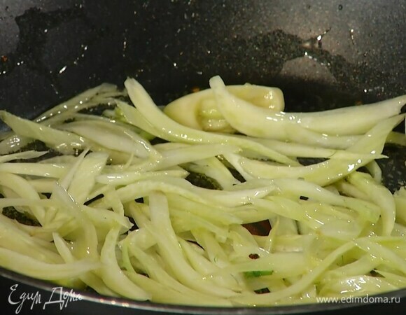 Разогреть в сковороде оливковое масло и обжарить чеснок, затем всыпать пеперончино, перемешать, добавить нарезанный соломкой фенхель и обжарить.