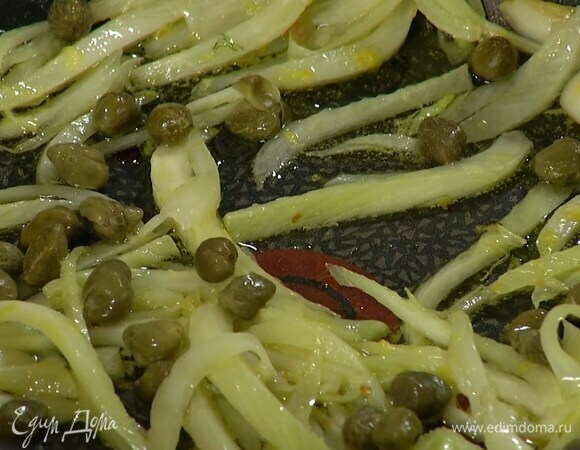 Цедру лимона натереть на мелкой терке, добавить в сковороду, перемешать и снять с огня, затем добавить каперсы и еще раз перемешать.