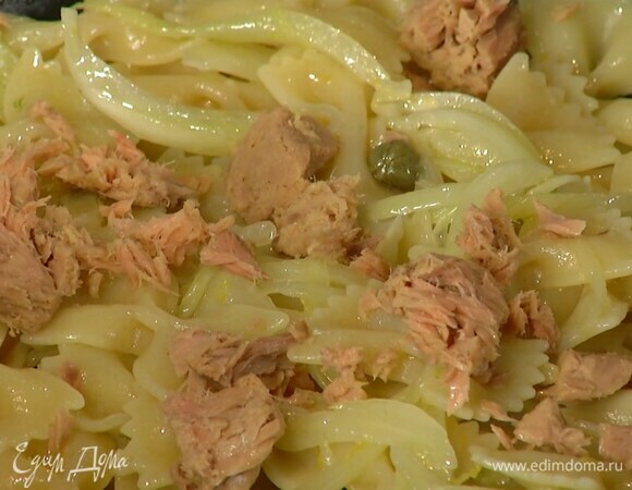 Тунца раскрошить, добавить к макаронам и перемешать.