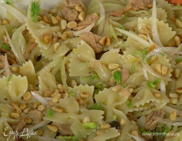 Переложить готовую пасту в глубокую миску, украсить замаринованным луком, кедровыми орехами и зеленью фенхеля.