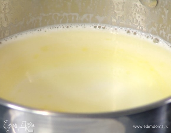Молоко и предварительно размягченное сливочное масло поместить в кастрюлю и прогревать на маленьком огне, пока молоко не станет теплым и масло не растопится.