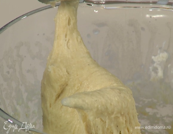 В чашу комбайна всыпать муку, сахар, соду и кардамон, добавить дрожжи, соль, ванильный экстракт и вымешать все насадкой-крюком для теста, затем влить растопленное масло с молоком, разбить яйцо и вымешать тесто.