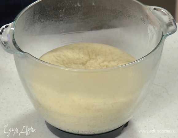 Форму с тестом накрыть смоченным в горячей воде и хорошо отжатым полотенцем и поместить на час-полтора в теплое место.