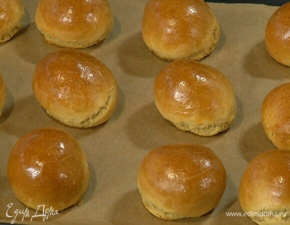 Яичный желток перемешать с молоком, смазать булочки и выпекать в разогретой духовке 8–10 минут.