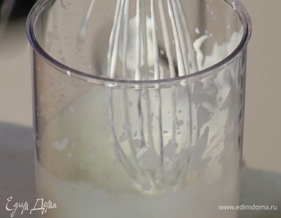 Сливки взбить.