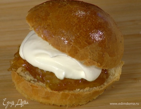 Готовые булочки остудить, затем разрезать вдоль пополам и смазать внутри джемом и взбитыми сливками.