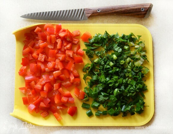 Болгарский перец помойте, просушите и нарежьте маленькими кубиками. Зелень также помойте, просушите и мелко порубите.