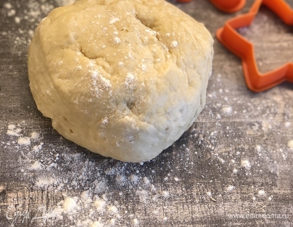 Маргарин комнатной температуры перетереть с сахаром и солью, добавить яйца, сметану и хорошо перемешать до однородной массы, можно добавить ванилин по вкусу. В муку добавить соду и частями вводить в смесь маргарина, яиц, сметаны и сахара, должно получиться мягкое плотное тесто. Возможно, муки понадобится больше или меньше. Готовое тесто убрать в морозилку на 15–20 минут.