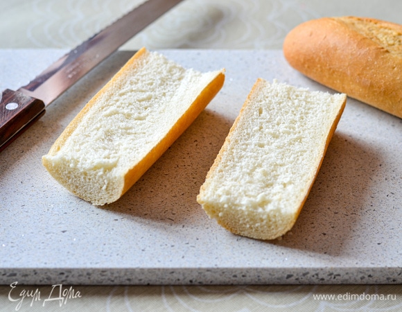 Багет разрезать вдоль. Можно заменить на чиабатту или батон.