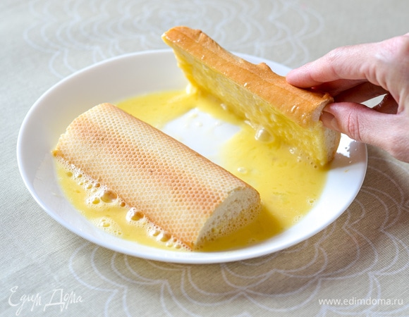 Яйцо слегка взбить вилкой. Обмакнуть в него багет срезом, дать яйцу немного впитаться.