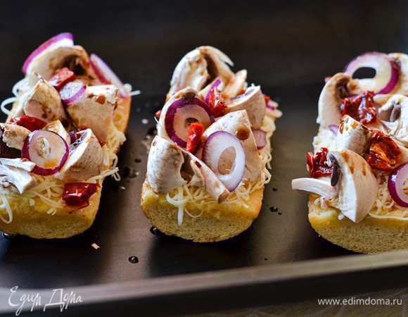 На сыр выложить лук, грибы, вяленые помидоры. Сбрызнуть соевым соусом.