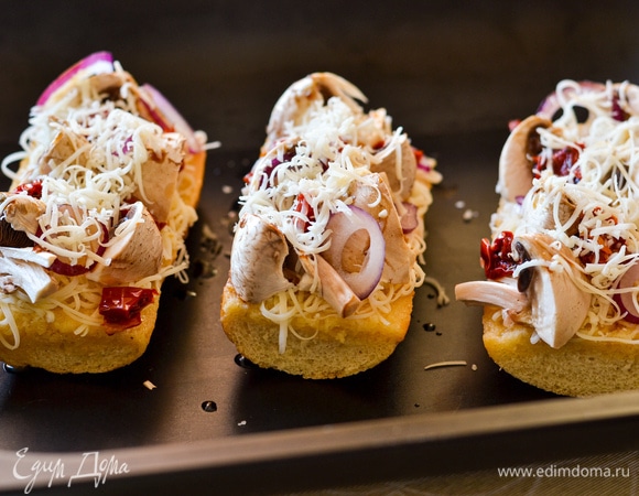 Посыпать оставшимся сыром. Запекать в духовке при температуре 200°C 10–15 минут.