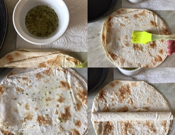 Первым делом приготовим чипсы из лаваша. Духовку нагреть до 200°C. Чеснок выдавить через пресс, добавить масло, соль, орегано и хорошо перемешать. Смазать каждый лаваш чесночным маслом, свернуть и нарезать.