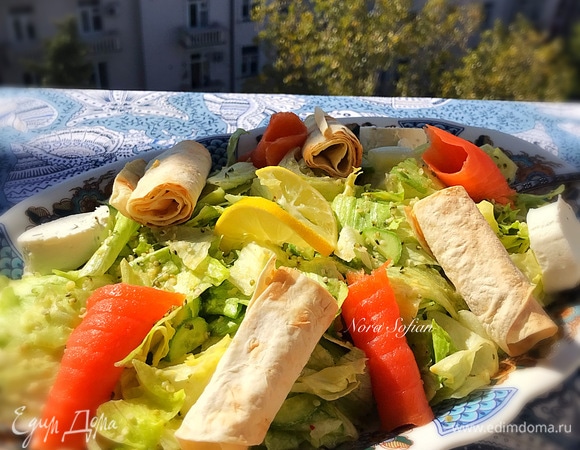 Переложить салат на блюдо, украсить кусочками рыбы, козьим сыром, чипсами, посыпать семенами конопли и подавать.