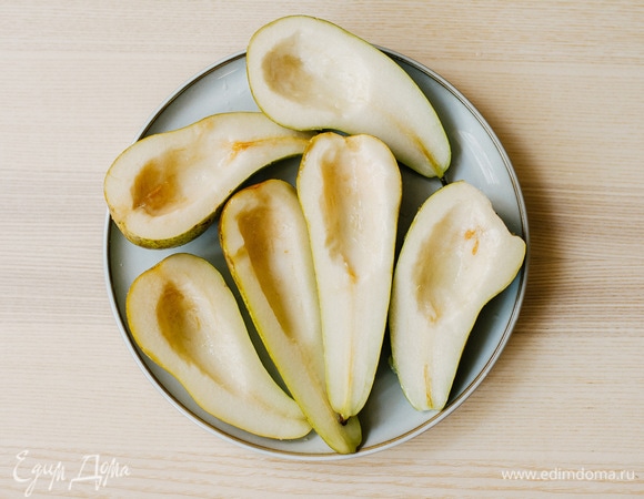Груши промыть, разрезать пополам и ложкой удалить сердцевину. Я использую сорт «конференция».