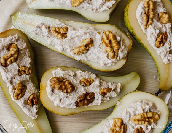 Начинить груши получившимся муссом. Полить медом и посыпать корицей. Сверху можно положить половинки грецких орехов.