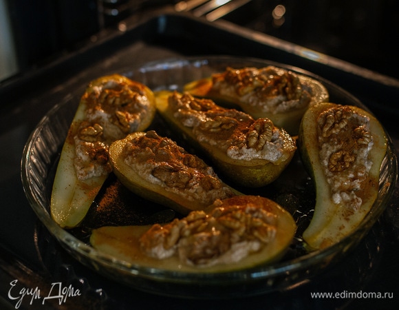 Выложить груши в смазанную сливочным маслом форму, выпекать при 180°C 25 минут.