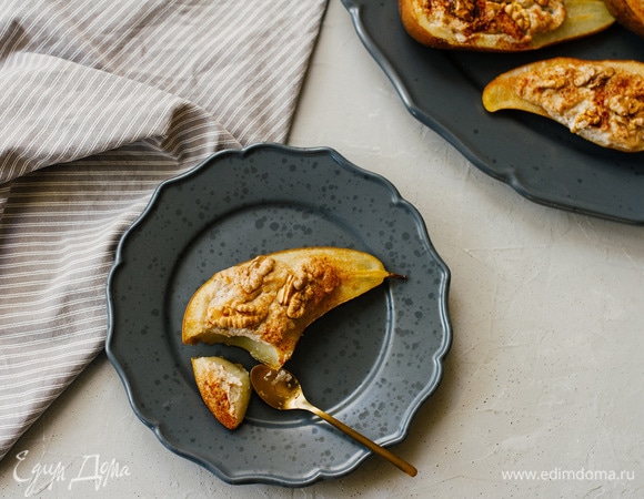 Подавать запеченные груши лучше теплыми, поскольку десерт в таком состоянии более сочный и ароматный. Приятного аппетита!