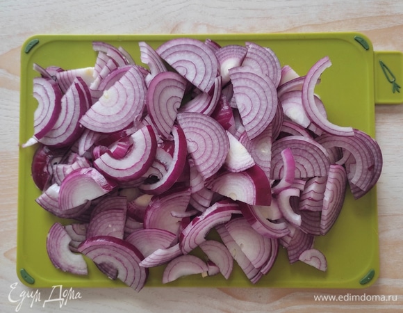 Красный лук очистить и нарезать полукольцами.