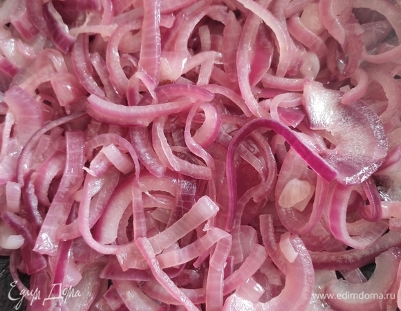 В глубокий сотейник (в идеале использовать чугунную сковороду) влить оливковое масло (можно заменить подсолнечным), поместить нарезанный лук и тушить, помешивая, 5 минут. Лук должен именно тушиться на медленном огне, не жариться!