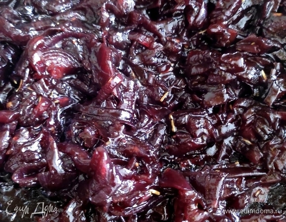 Томить примерно 35–40 минут. По мере испарения жидкости цвет мармелада меняется на более темный. Луковый мармелад считается готовым, когда жидкость полностью выпарилась, а лук приобрел мягкую мармеладную консистенцию. Удалить лавровый лист и чеснок. Готовый мармелад хранить в закрытой стеклянной посуде в холодильнике. Подавать с паштетом, сыром, мясом или просто с кусочком хлеба.