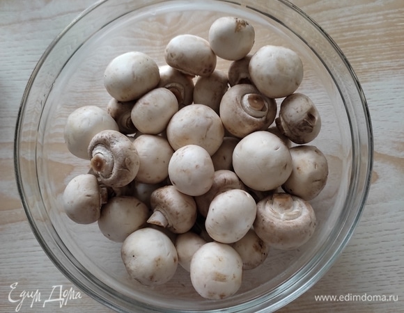 Шампиньоны лучше брать маленькие. Если используете крупные, нарежьте на несколько частей.