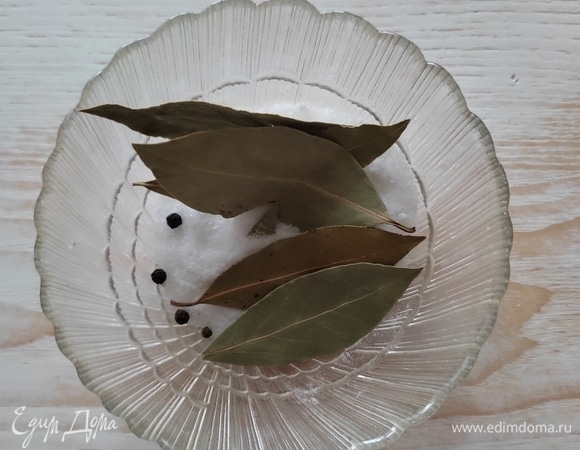 Указанное количество грибов отварить в 2 л воды, добавить соль, лавровый лист и перец горошком. Варить 10 минут, после чего откинуть на сито, специи удалить.