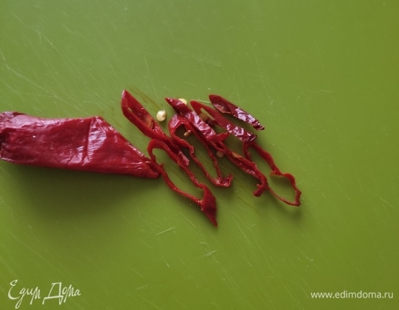 Горький перец нарезать тонкими колечками. Ориентируйтесь на свой вкус и остроту перца, возможно, хватит нескольких кусочков.