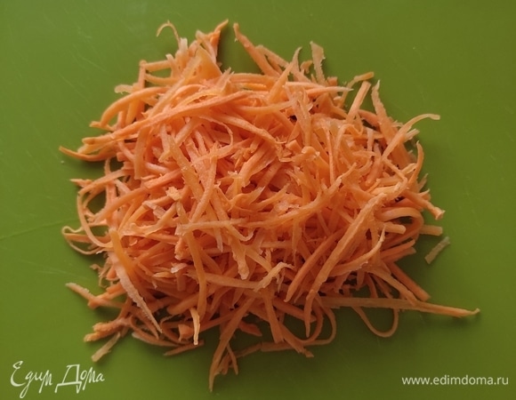Небольшую морковь натереть на терке для корейской моркови. Если такой нет, можно на обычной крупной.