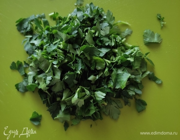 Петрушку мелко порубить.