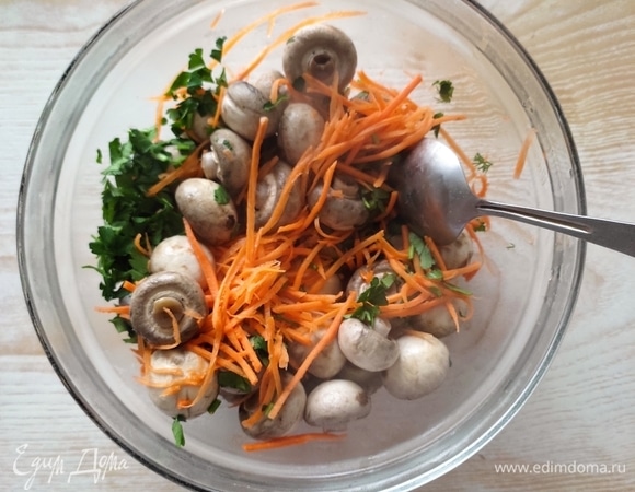 В чаше смешать грибы, морковь, петрушку, горький перец.
