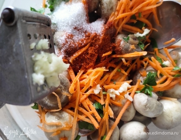 Добавить паприку и сахар, чеснок выдавить через пресс.