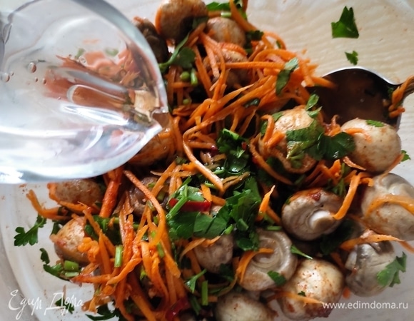 Добавить винный уксус, растительное масло и все хорошо перемешать. Накрыть пищевой пленкой и поставить в холодильник минимум на 4 часа. Примерно через 1 час перемешать и попробовать на соль, при необходимости досолить. Приятного аппетита!