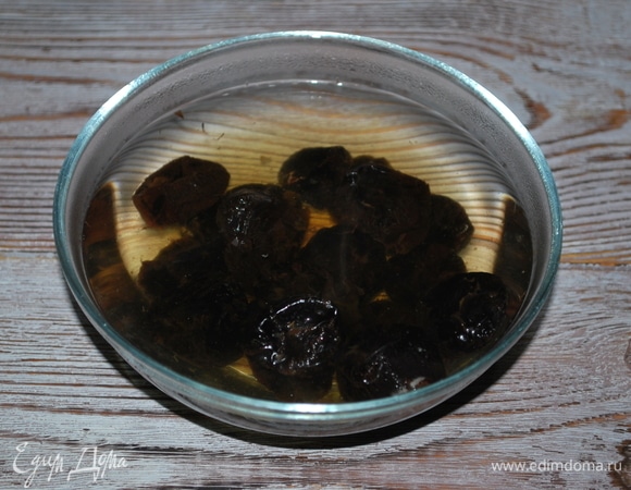 Чернослив залейте горячей водой на 10 минут. Откиньте на дуршлаг, чтобы стекла лишняя вода.
