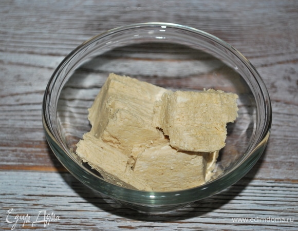 Халву разломайте на кусочки (у меня арахисовая халва).