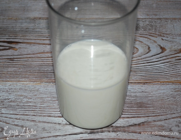 В молоко добавьте размягченный чернослив, халву и веточку свежей мяты. Пробейте блендером для полного объединения.